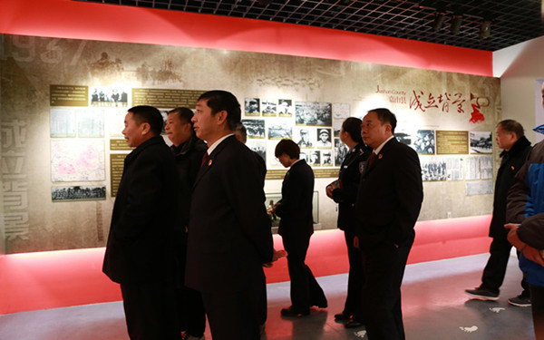 党员干警参观党史展览_副本